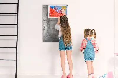 Tabla piši-briši iz kovine s praskami