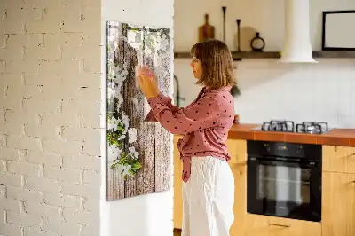 Piši briši tabla z motivom cvetja na lesenih deskah