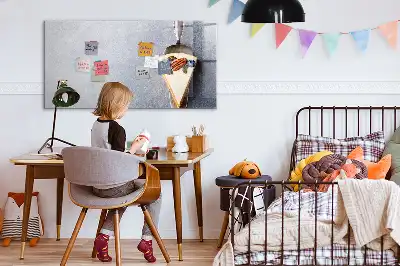Magnetna tabla za risanje v obliki kosa torte