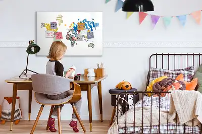 Magnetna tabla za risanje z motivom zemljevida sveta iz besedila
