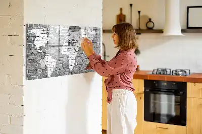 Magnetna tabla piši-briši z motivom zemljevida sveta na opeki