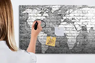 Magnetna tabla piši-briši z motivom zemljevida sveta na opeki