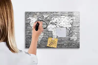Magnetna tabla piši-briši z motivom zemljevida sveta na opeki