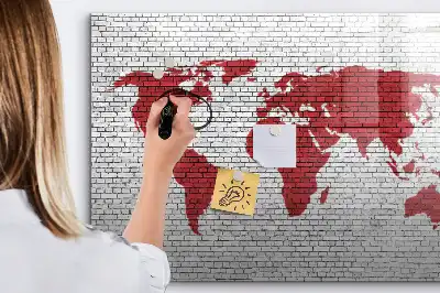 Magnetna tabla za risanje z motivom zemljevida sveta na opečnati steni