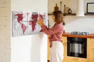 Magnetna tabla za risanje z motivom zemljevida sveta na opečnati steni