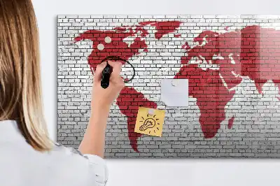 Magnetna tabla za risanje z motivom zemljevida sveta na opečnati steni