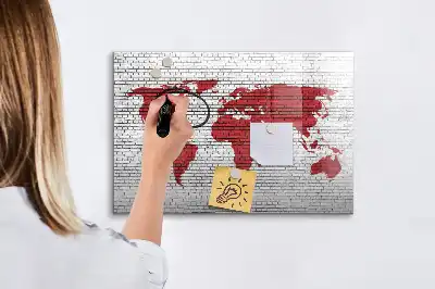 Magnetna tabla za risanje z motivom zemljevida sveta na opečnati steni