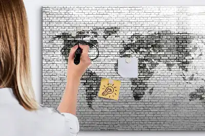 Magnetna piši-briši tabla z motivom zemljevida sveta na opečnati steni