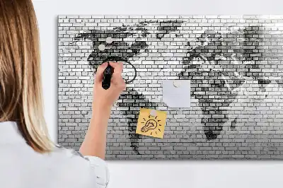 Magnetna piši-briši tabla z motivom zemljevida sveta na opečnati steni