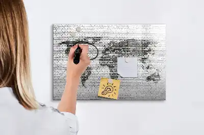 Magnetna piši-briši tabla z motivom zemljevida sveta na opečnati steni