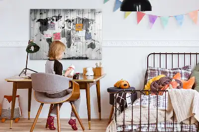 Zemljevid sveta na lesu z magnetno tablo za risanje
