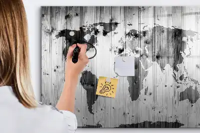 Zemljevid sveta na lesu z magnetno tablo za risanje