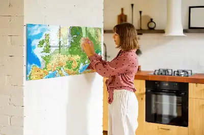 Magnetna tabla za risanje z motivom geografskega zemljevida sveta