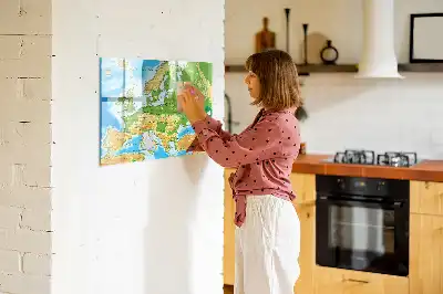 Magnetna tabla za risanje z motivom geografskega zemljevida sveta