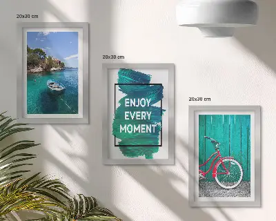 Stenska galerija slik pogled na morje z navdihujočim napisom, čolnom in kolesom