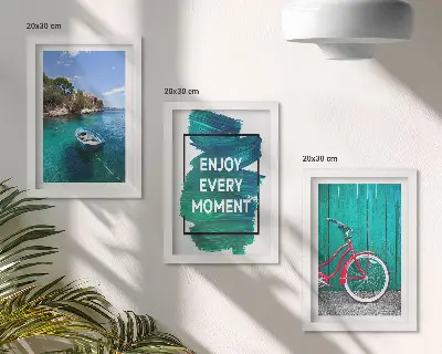 Stenska galerija slik pogled na morje z navdihujočim napisom, čolnom in kolesom