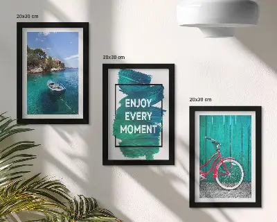 Stenska galerija slik pogled na morje z navdihujočim napisom, čolnom in kolesom