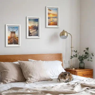 Stenska galerija slik z motivom mostov in sončnega zahoda v urbani krajini