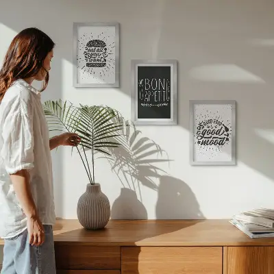 Stenska galerija slik z grafičnimi motivi s slogani o hrani in kulinariki