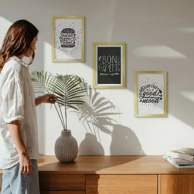 Stenska galerija slik z grafičnimi motivi s slogani o hrani in kulinariki