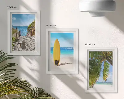 Komplet slik v okvirju s počitniškim razgledom na tropsko plažo, valove in palme