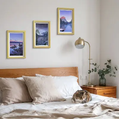 Stenska galerija slik gorske pokrajine v mraku z razgledom na vodo