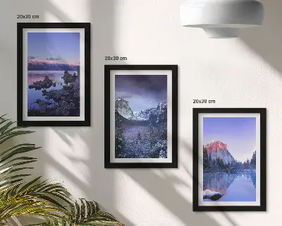 Stenska galerija slik gorske pokrajine v mraku z razgledom na vodo