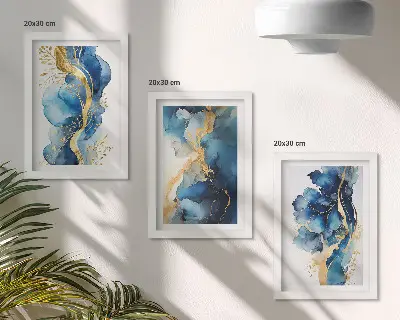 Stenska galerija slik z modrimi abstraktnimi vzorci in nežnimi poudarki