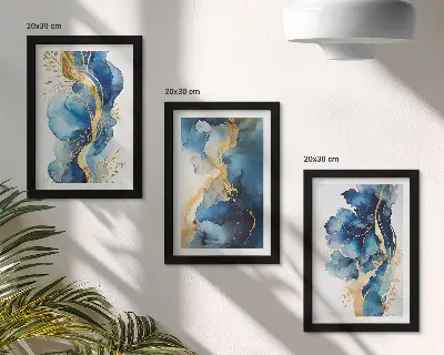 Stenska galerija slik z modrimi abstraktnimi vzorci in nežnimi poudarki