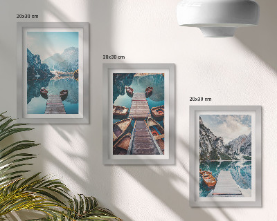 Stenska galerija slik Mirno jezero z lesenimi pomoli in čolni