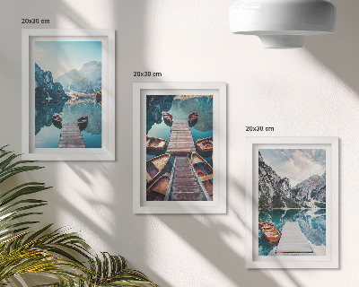 Stenska galerija slik Mirno jezero z lesenimi pomoli in čolni