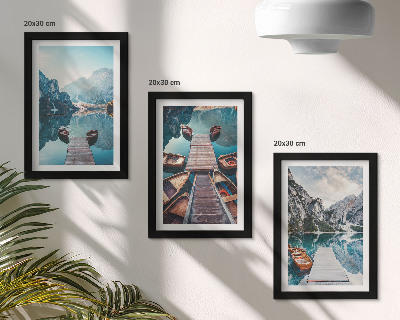 Stenska galerija slik Mirno jezero z lesenimi pomoli in čolni