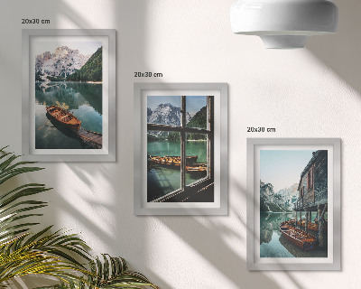 Set 3 slik v okvirju Pogled na gorsko jezero s čolni in hišo ob vodi