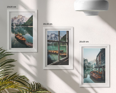 Set 3 slik v okvirju Pogled na gorsko jezero s čolni in hišo ob vodi