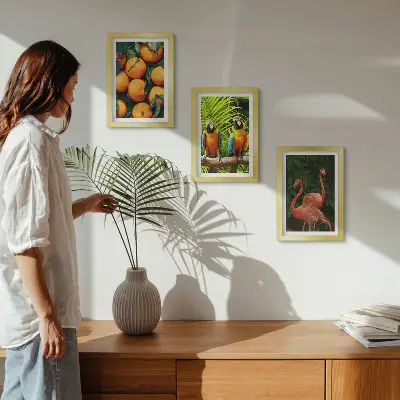 Stenska galerija slik s tropskim motivom sadja, papig in flamingov