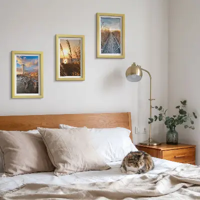 Komplet slik v okvirju pogled na svetilnik ob morju, travo in lesen pomol