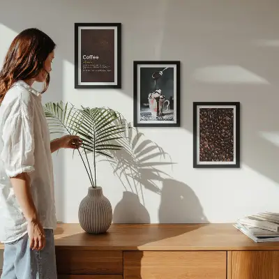 Stenska galerija slik z motivom kave in stepene smetane