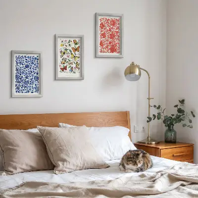 Stenska galerija s starinskimi motivi plakati s cvetličnimi metulji in okraski