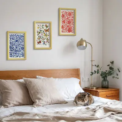 Stenska galerija s starinskimi motivi plakati s cvetličnimi metulji in okraski