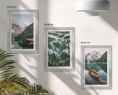 Stenska galerija slik Gorske pokrajine z jezerom, čolnom in gozdom v megli
