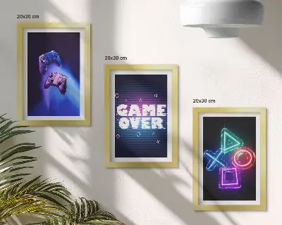 Komplet 3 slik v okvirju igralne plošče z motivi ikon Game Over