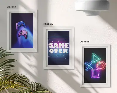 Komplet 3 slik v okvirju igralne plošče z motivi ikon Game Over