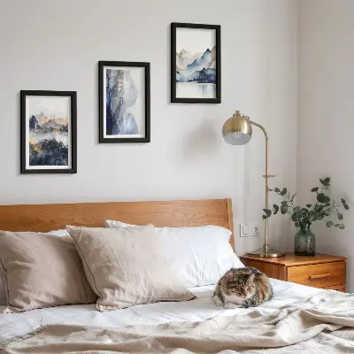 Stenska galerija slik gorske pokrajine v modrih in sivih odtenkih