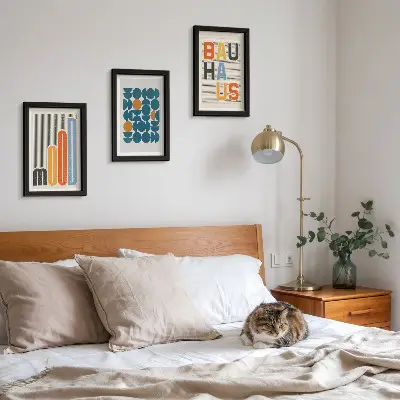 Komplet 3 slik v okvirju z geometrijskimi vzorci v slogu Bauhaus