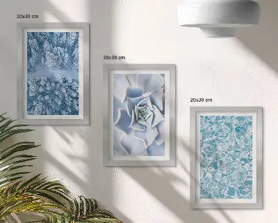 Stenska galerija slik z zimskim gozdom ter modrim cvetom in vodno gladino