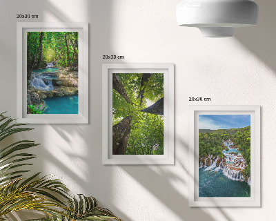Stenska galerija slik Slapovi v zelenem gozdu s kristalno čisto vodo