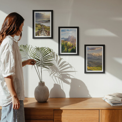 Stenska galerija slik Gorske pokrajine s cvetjem, nebom in potjo