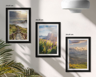 Stenska galerija slik Gorske pokrajine s cvetjem, nebom in potjo
