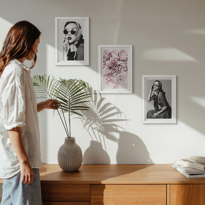 Stenska galerija slik Elegantni portreti žensk z rožnatimi rožami