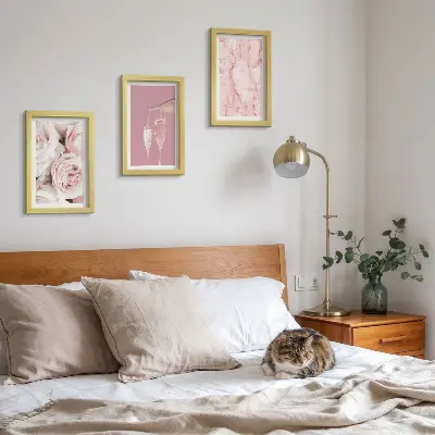 Komplet 3 slik v okvirju šampanjske vrtnice s pastelno marmornim ozadjem